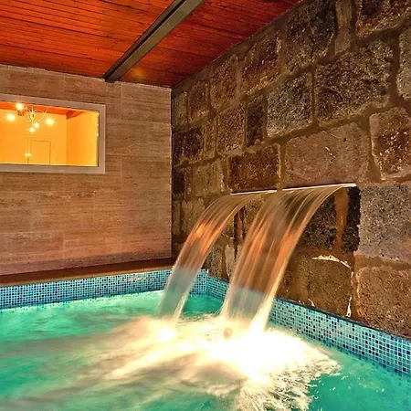 Βίλα With Pool And Extravagant Architecture