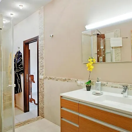 With Pool And Extravagant Architecture Ινχένιο