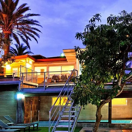With Pool And Extravagant Architecture Ινχένιο